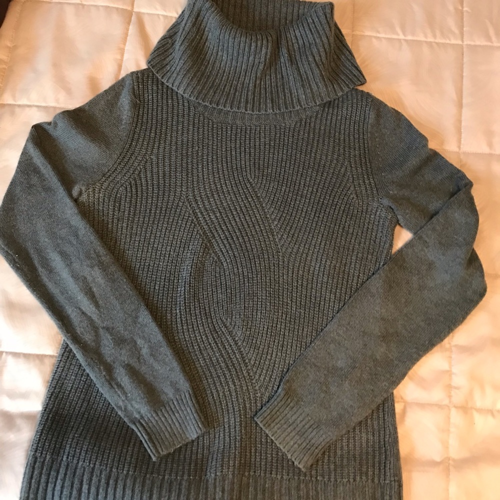 GAP gray sweater